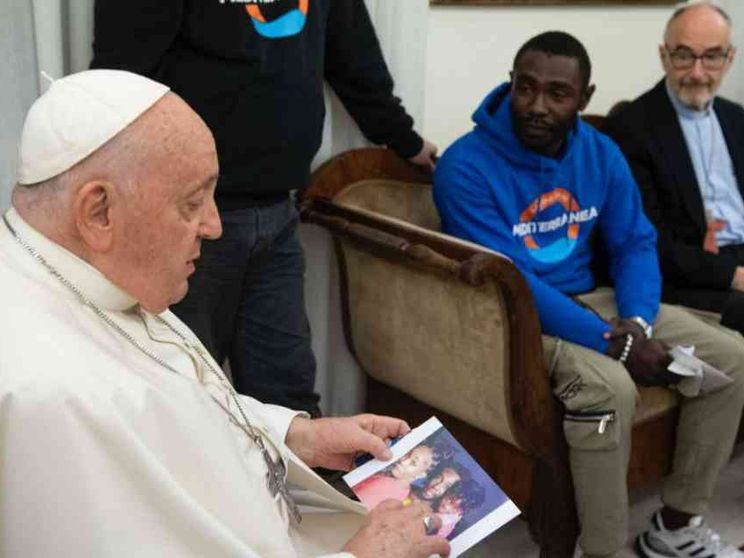 Il Papa a Pato, che perse moglie e figlia nel deserto: «Ho pregato per loro»