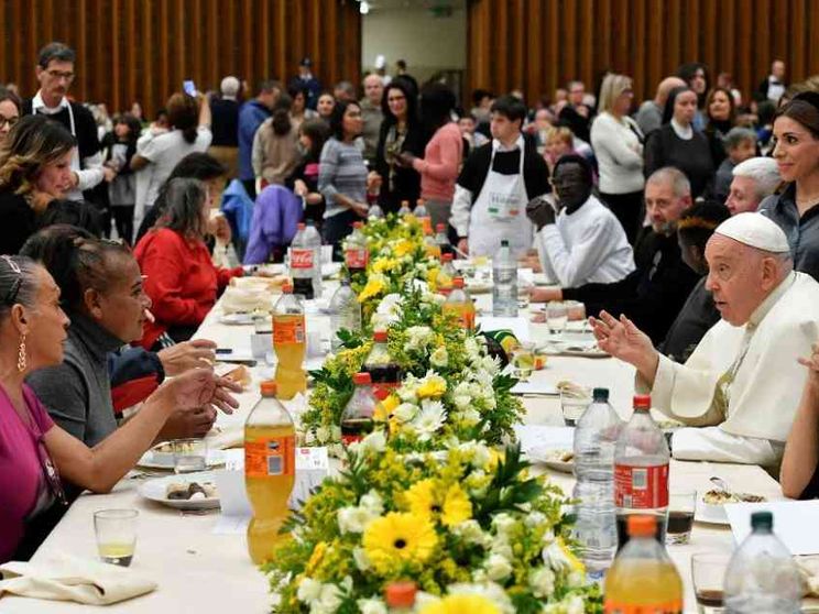 Il pranzo di papa Francesco con i poveri in Aula Paolo VI