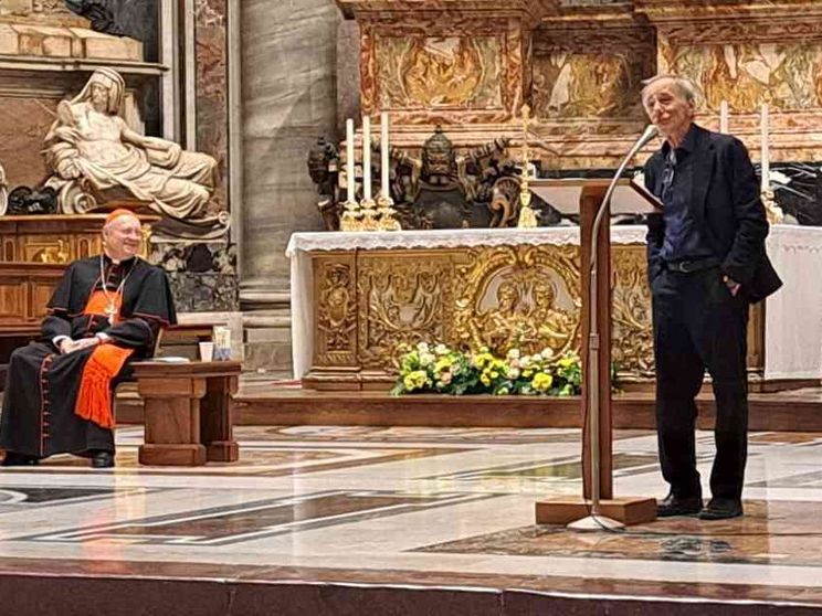 Vecchioni, luci a San Pietro. «Ecco la mia fede»