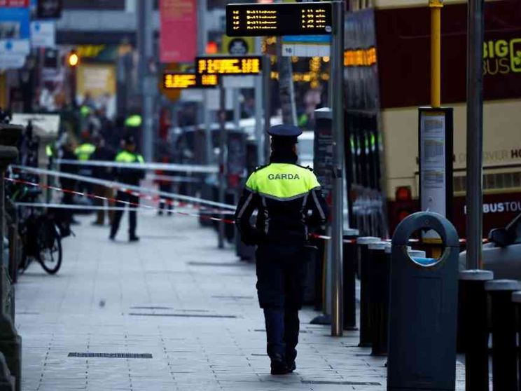 Uomo accoltella tre bambini fuori da una scuola a Dublino