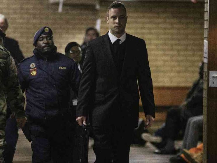 Pistorius esce dal carcere con la condizionale. Uccise la fidanzata