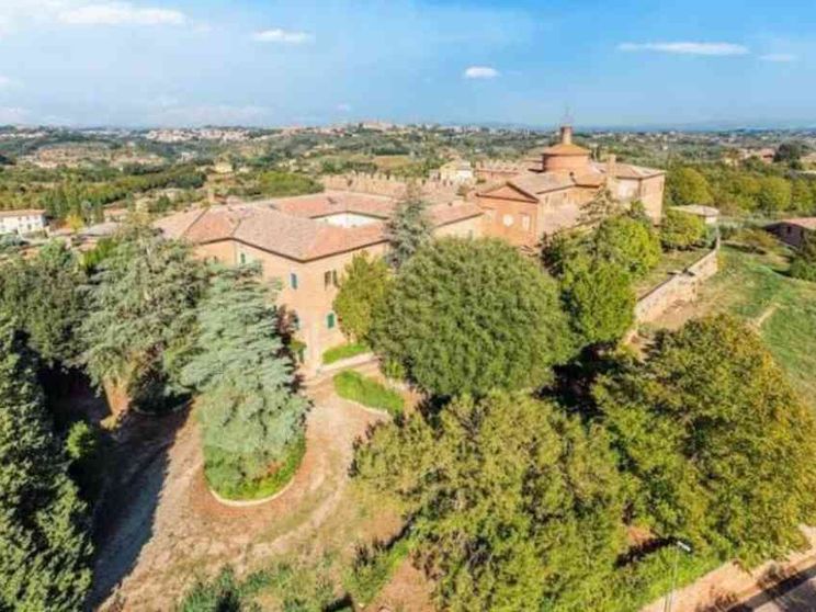 L’abbazia millenaria in vendita in Toscana rischia di diventare un resort