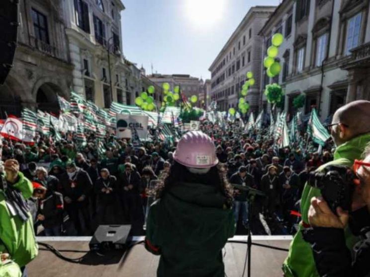 La Cisl in piazza: «Noi responsabili, ma ora risposte sulle pensioni»