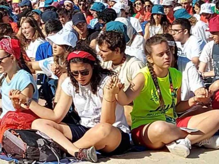 Le voci dei giovani ancora credenti: la fede difficile di “quelli che restano”