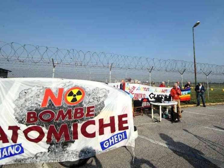 Sale la minaccia nucleare nel mondo in guerra