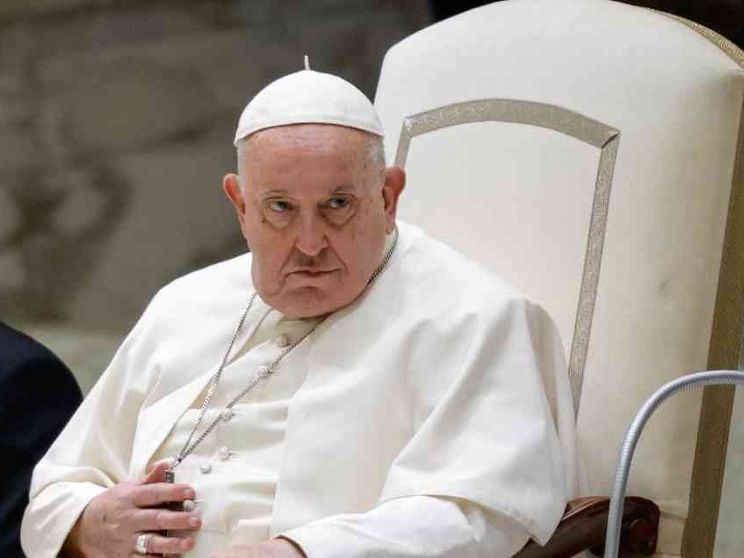 Il bollettino: stazionarie le condizioni di papa Francesco