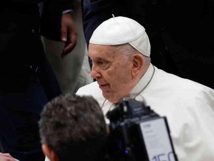 Il Papa: chi fabbrica armi guadagna sulla morte