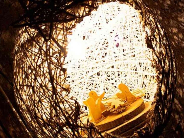 La luce del Natale nel borgo dei cinquecento presepi