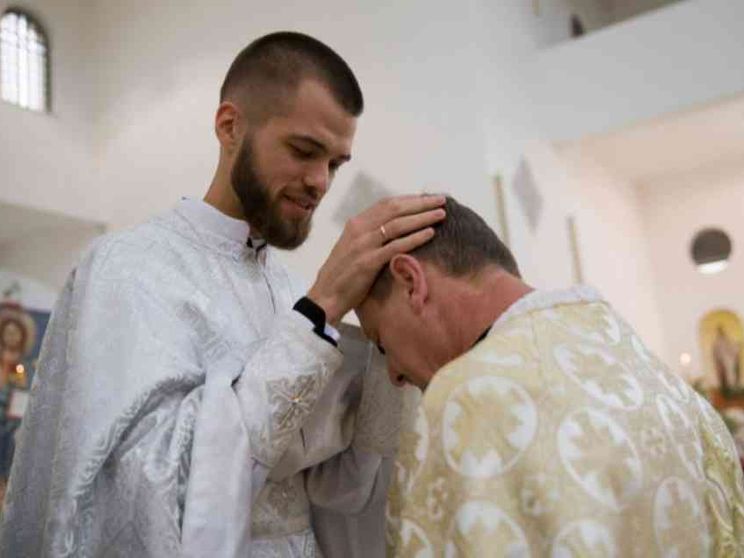 «Io, prete e psicologo, in missione fra famiglie e bimbi con traumi di guerra»