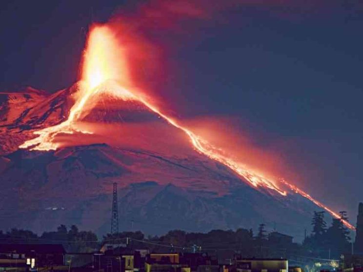L'Etna dà spettacolo, tutta la Sicilia con il naso (e i telefonini) all'insù