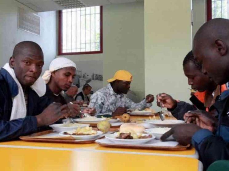 Sostegno e integrazione, così la Chiesa aiuta chi parte e chi resta