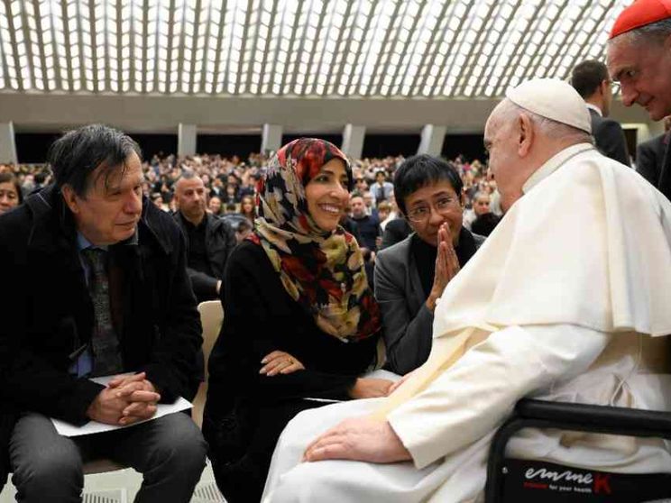 Tre Nobel consegnano al Papa la «Dichiarazione sulla fraternità umana»