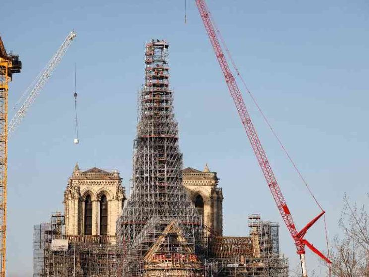 Con la nuova guglia ritorna la croce su Notre-Dame