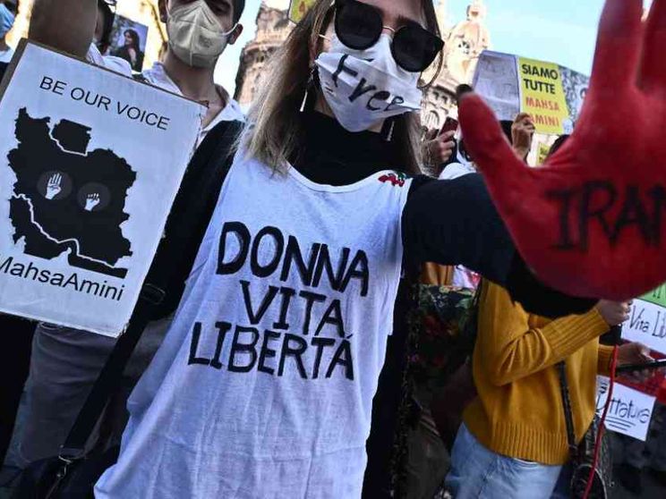 «In Iran stupri e torture dopo le proteste contro il velo»