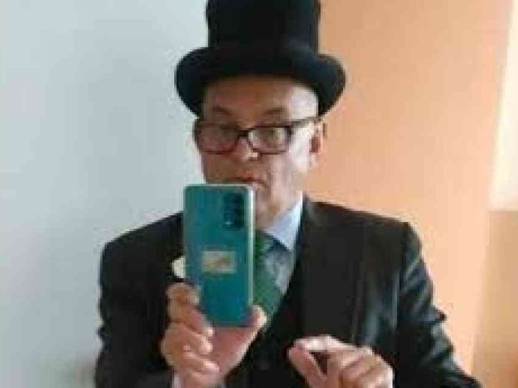 Loggionista grida «Viva l'Italia antifascista» e viene identificato. È polemica