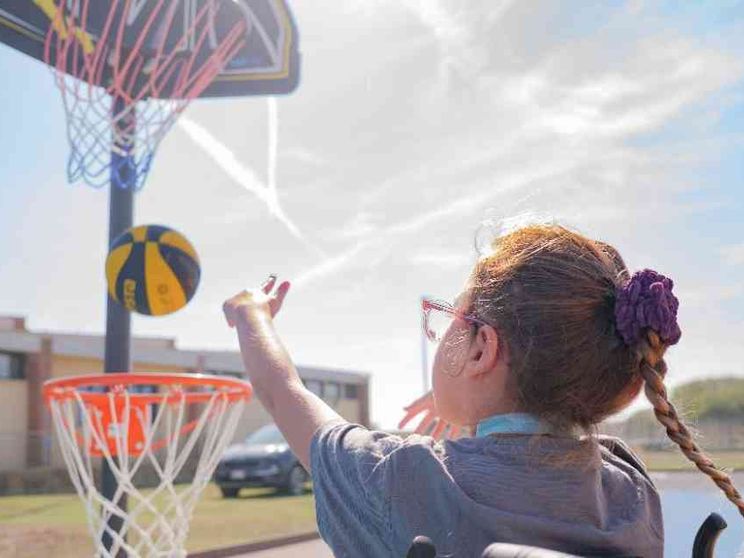 L'isola di Carlo, tutti a canestro con il Bambino Gesù