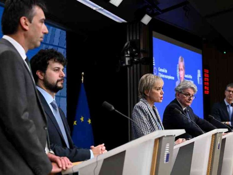 Ue, trovato l'accordo per il AI Act. Cosa prevede la legge