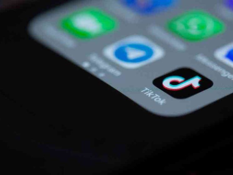 Educare nel digitale come nel mondo reale? Un abbaglio logico e pericoloso