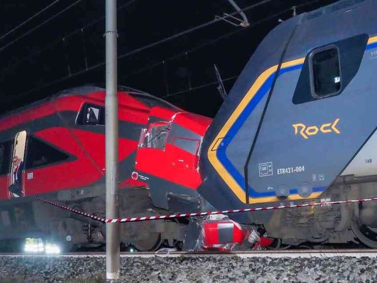 Urto fra treni, 17 feriti lievi. Gravi ritardi