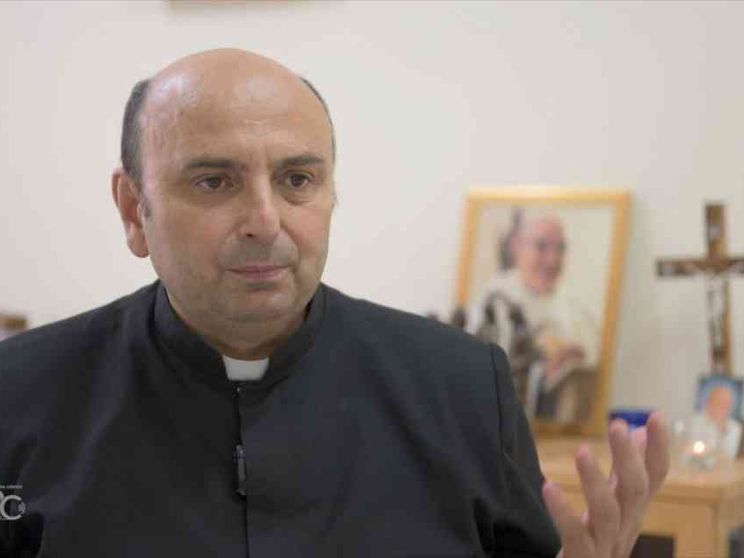 Il parroco di Gaza: «Siamo stanchi dei raid, una tregua è ancora possibile»