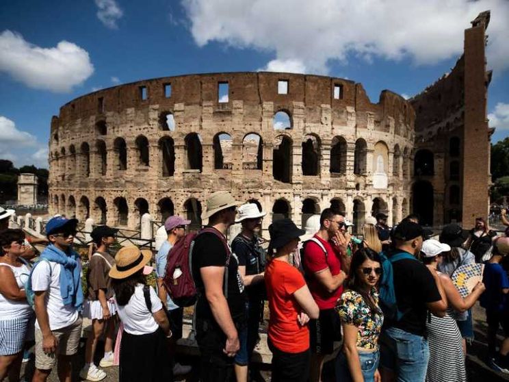 La spesa record dei turisti stranieri in Italia tiene a galla l'economia