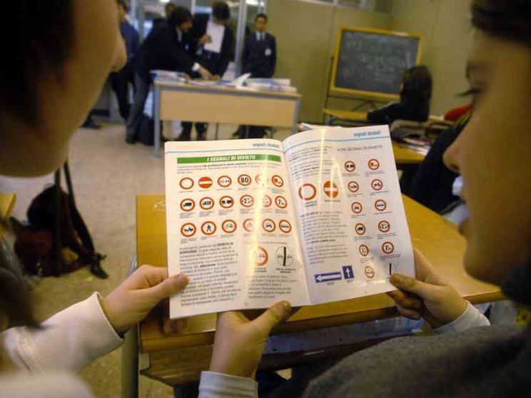 Patenti facili, ora la truffa viaggia online