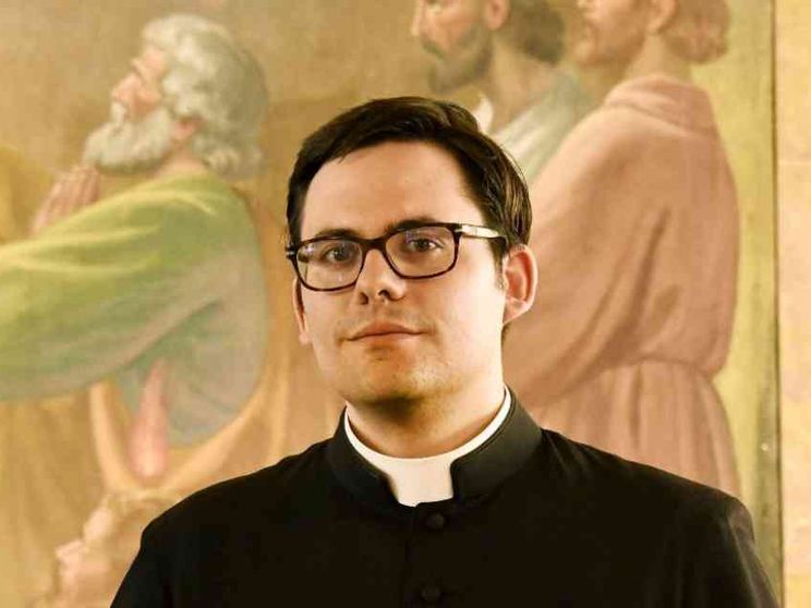 L'addio a don Roberto, morto a 32 anni. Le parole del vescovo