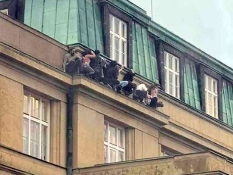 Spara dal tetto dell'Università di Praga, 15 morti e 24 feriti