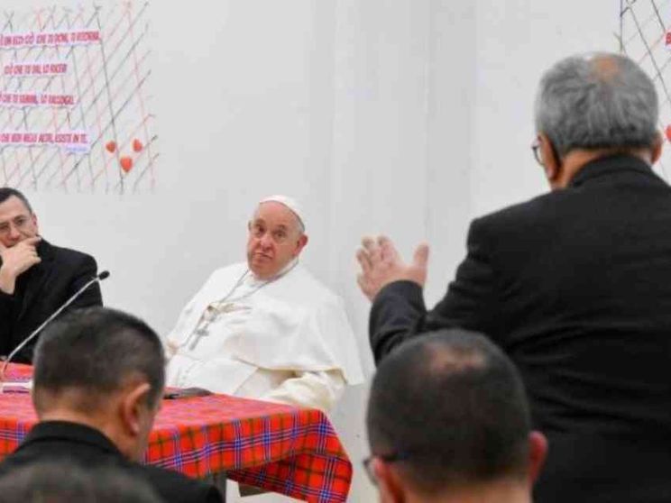 Papa in visita ad Acilia incontra i sacerdoti