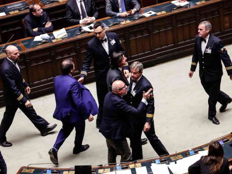 L'aula boccia la ratifica del Mes. E la maggioranza si divide