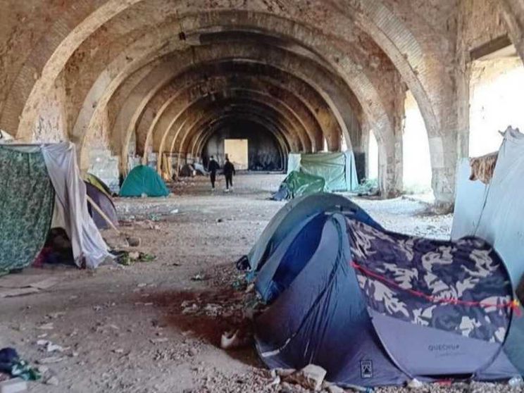 Tra gli “esclusi” dell’accoglienza: le tende nel silos e i trasferimenti