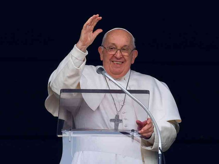 All'Angelus il Papa prega per la pace e per i perseguitati