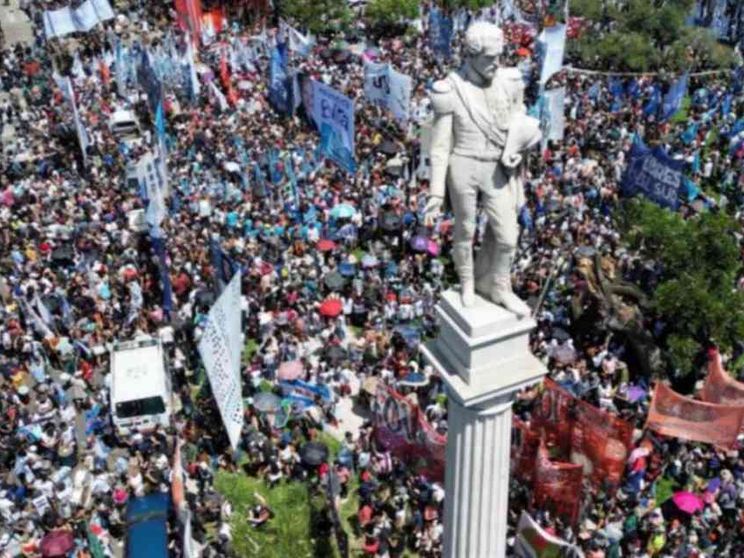 Privatizzazioni, rincari e licenziamenti. Così Milei svende l'Argentina