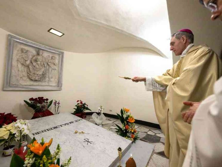 Il ricordo di Benedetto XVI: ha servito con amore e sapienza la Chiesa