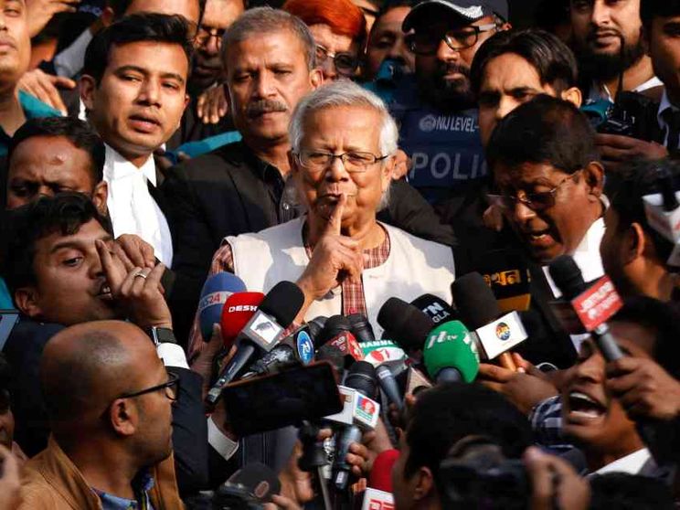 "Ha violato le leggi sul lavoro". Sei mesi di carcere per il Nobel Yunus