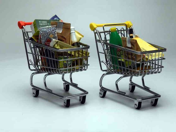 Rincari 2024: dalla telefonia all'Rc Auto. Quasi 1.000 euro in più a famiglia