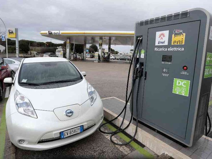 Auto elettriche, verso incentivi legati al reddito e al veicolo rottamato