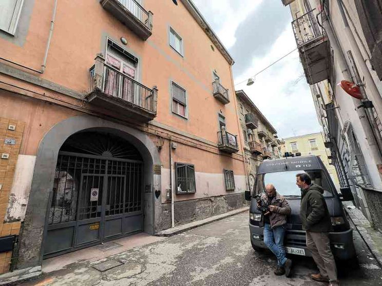 Uccisa ad Afragola, fermato un nipote. Il caso delle armi a Napoli