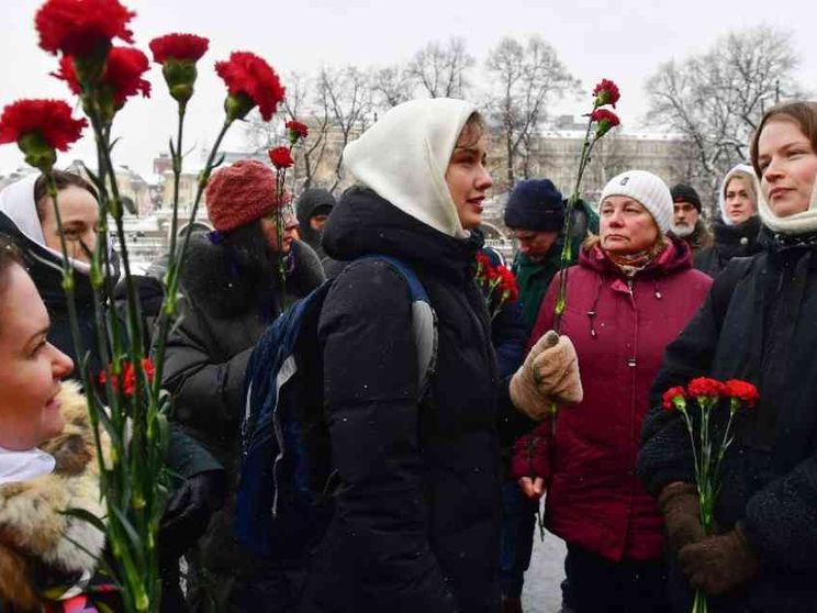 I fiori per i mariti al fronte, il coraggio delle donne russe al Cremlino