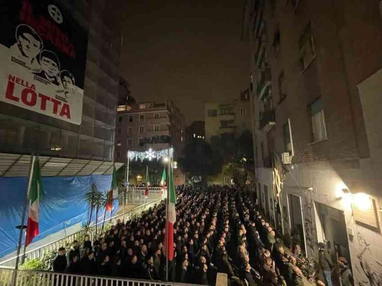 Acca Larentia, saluti romani e polemiche per l'anniversario della strage