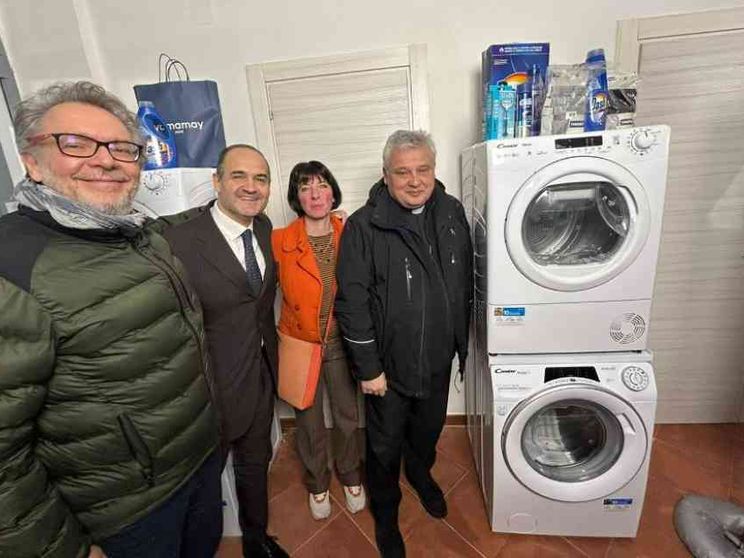 A Napoli la “lavanderia del Papa”. Krajewski: «Il volto della misericordia»