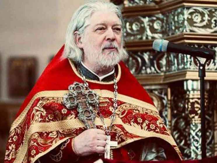 Chi è il sacerdote che sfida Putin. Già 8mila russi mobilitati per difenderlo