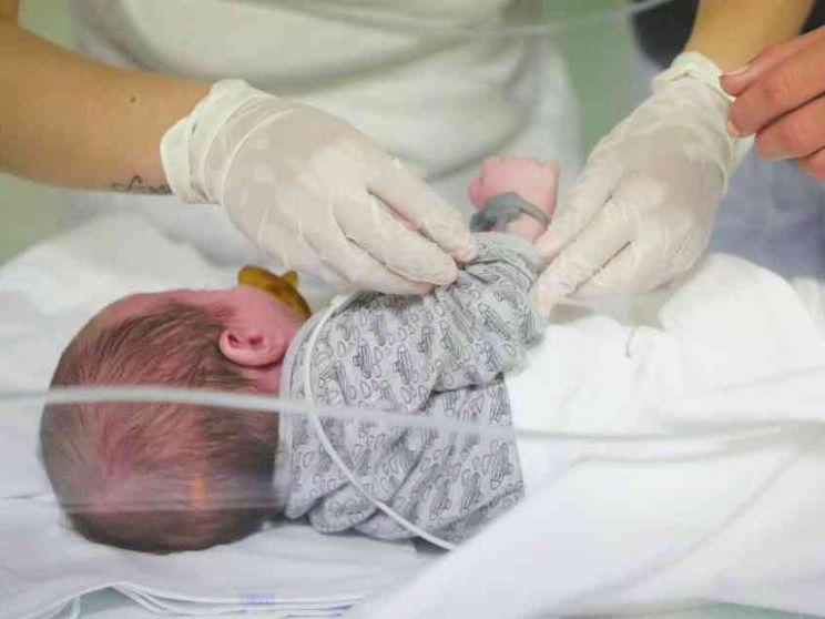 Neonato gettato in un cassonetto dei rifiuti, salvato da un operaio