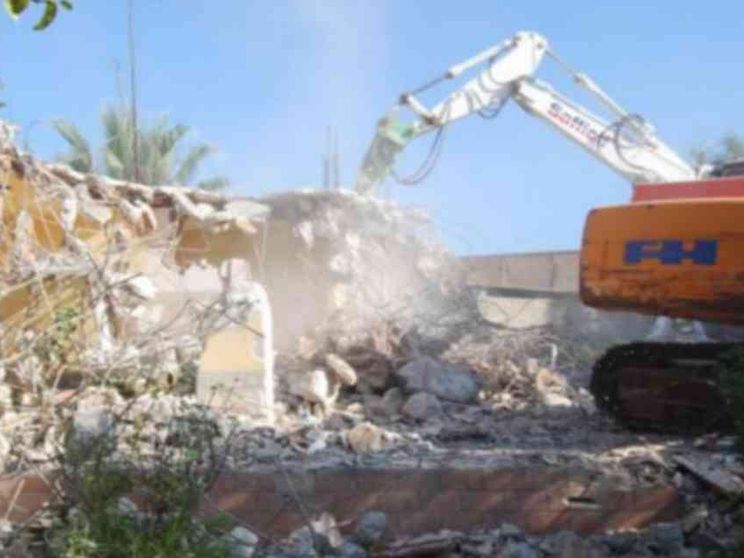 Case abusive, il sindaco chiama il governo