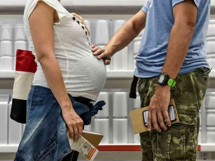 Tagliati i sostegni alle famiglie, crollano le nascite in Francia