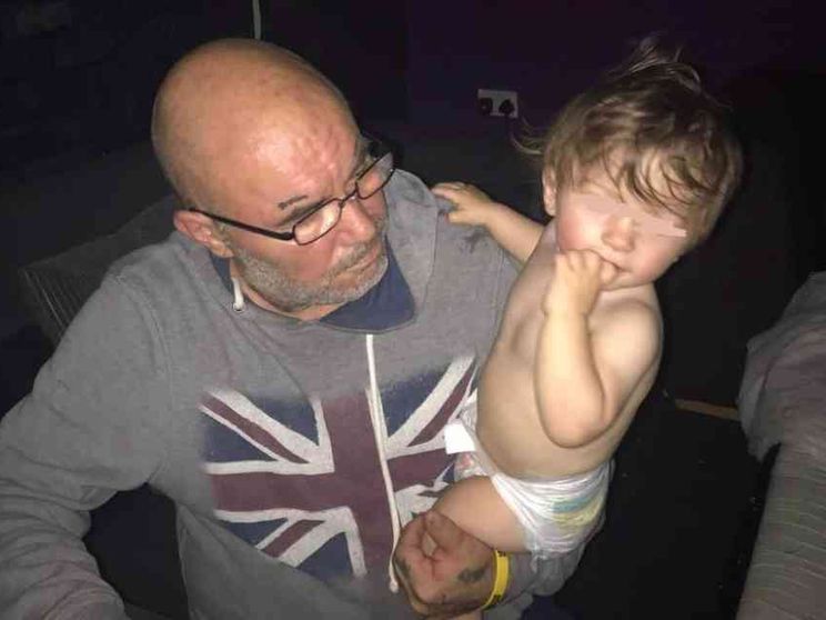 Bimbo di 2 anni muore di fame in casa vicino al corpo del padre: polemiche