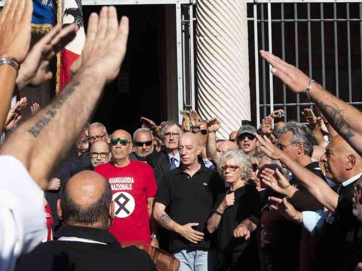 Saluto romano, è reato solo se si rivuole il fascismo