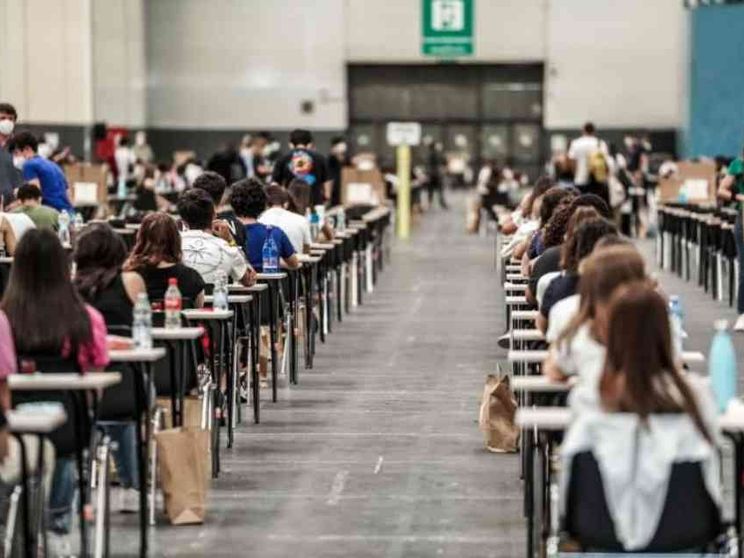 Firmato (e già scaduto) il contratto per la scuola: 124 euro in più ai docenti