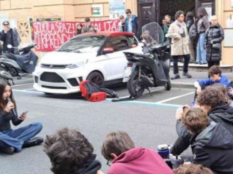 Liceo Tasso occupato, dopo le sanzioni proteste e prove di dialogo
