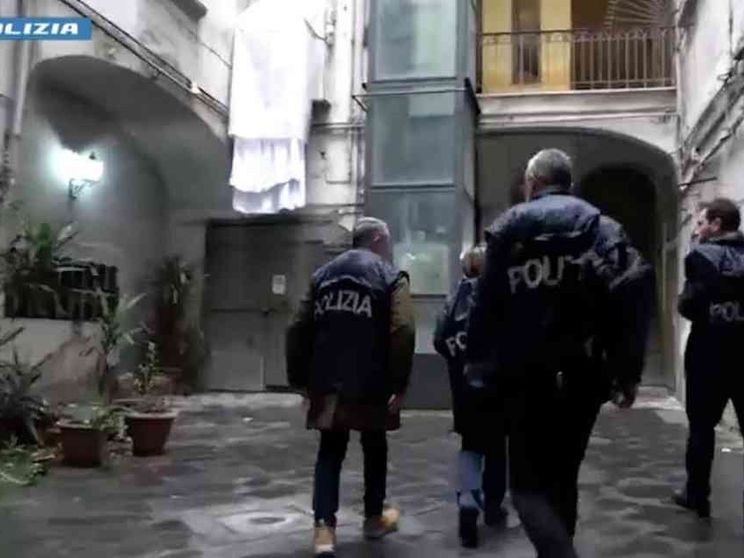 Napoli, nelle strade in cui si spara. E i genitori dicono ai figli: confessate